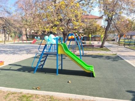 Йордан Младенов откри ремонтирания и обновен двор на детска градина “Изгрев“